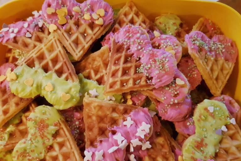 Bunte Herzwaffeln
